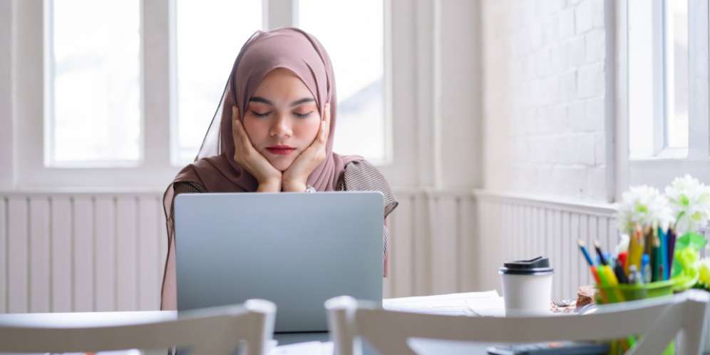 4 Cara Usir Stres dan Kelelahan Saat Kerja dari Rumah 4 Cara Usir Stres dan Kelelahan Saat Kerja dari Rumah