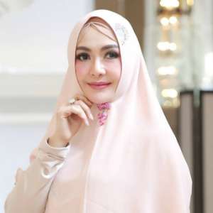 Pesona Eddies Adelia yang Menikah Lagi dengan Mantan Suami