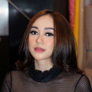 Sudah Jadi Ibu, ini Gaya Aura Kasih yang Tetap Stylish