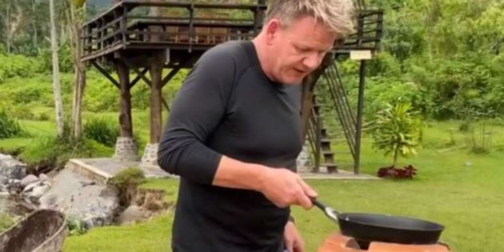 Aksi Gordon Ramsay Bikin Omlet Rendang, Bikin Lapar!