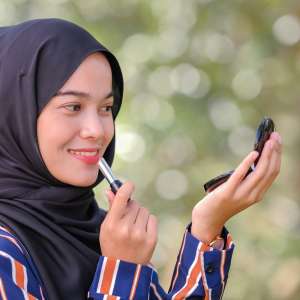 5 Trik Menggunakan Lipstik untuk Merias Wajah