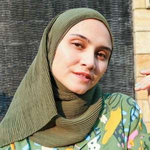 Mirip Orang Turki, Potret Cantik Zee Zee Shahab di Masjid Biru