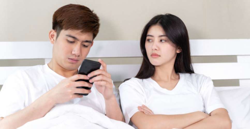Suami Cek Ponsel, Kaget dan Marah Baca Pesan Grup WA Keluarga Istri Suami Cek Ponsel, Kaget dan Marah Baca Pesan Grup WA Keluarga Istri