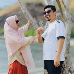 Mengintip 5 Potret Liburan Ustaz Solmed & Istri di Labuan Bajo