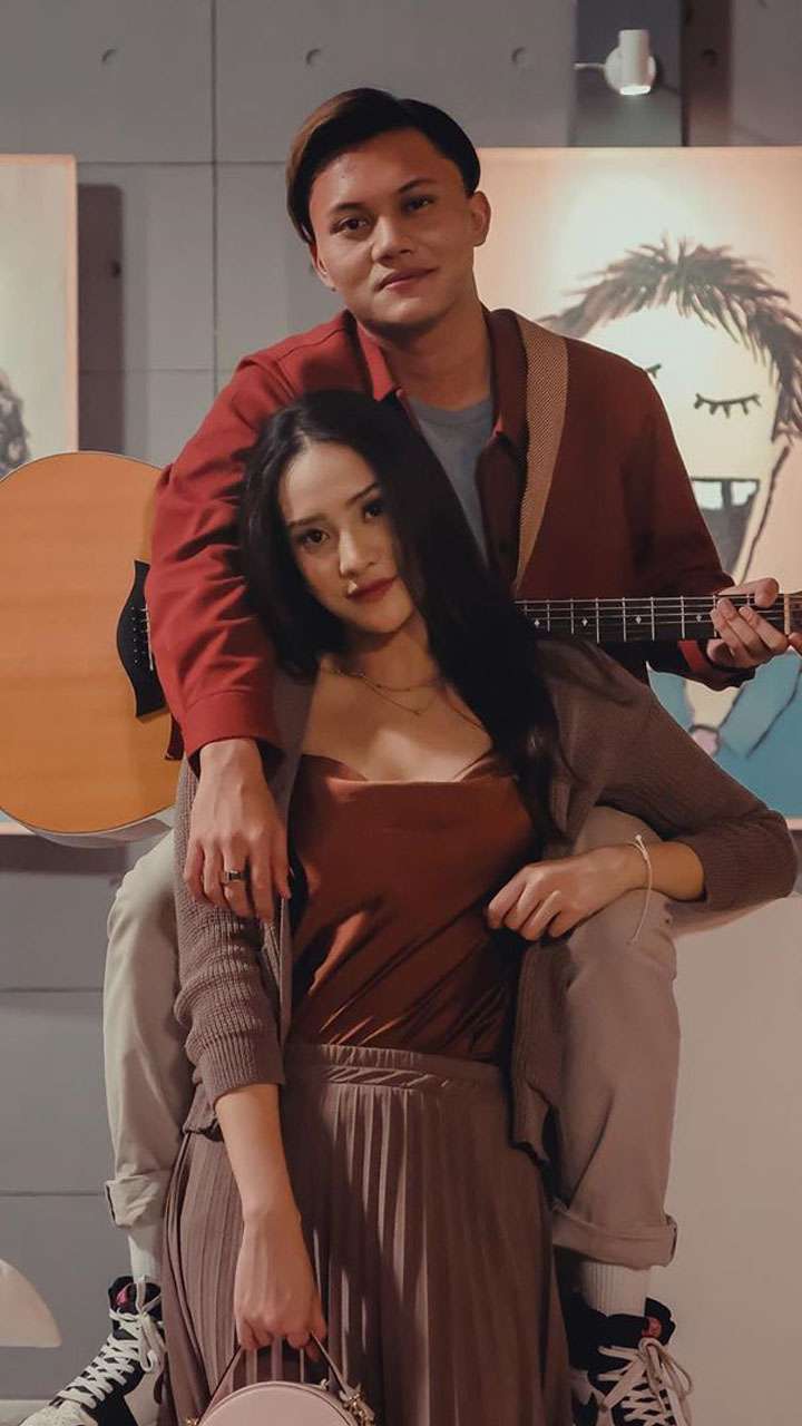 Wow! Rizky Febian Pamer Foto Genggam Tangan Anya Geraldine