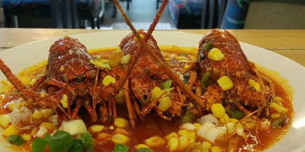 Bus Bandara Disulap Jadi Kedai Seafood, Penasaran?