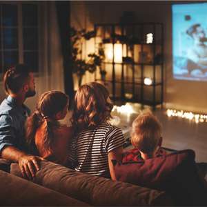 Kangen Nonton Bioskop? Yuk, Buat Bioskop Sendiri di Rumah