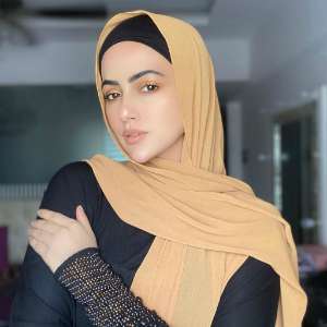 Gaya Hijab Sana Khan, Aktris Bollywood yang Mantap Hijrah