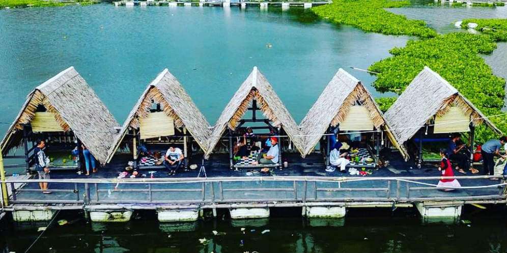 Bandung Barat Punya Resto Apung, Aksesnya Harus Naik Perahu