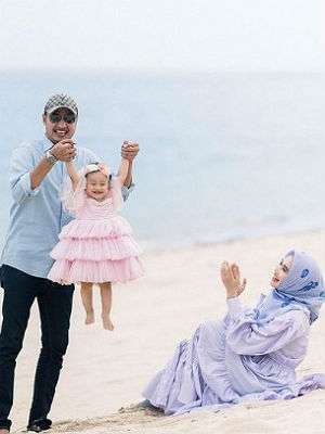 Potret Bahagia Khalisa, Anak Kartika Putri Saat Main Ke Pantai