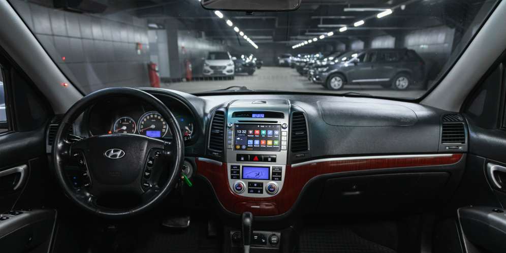 Selonjorkan Kaki di Dashboard Mobil Itu Bahaya Banget