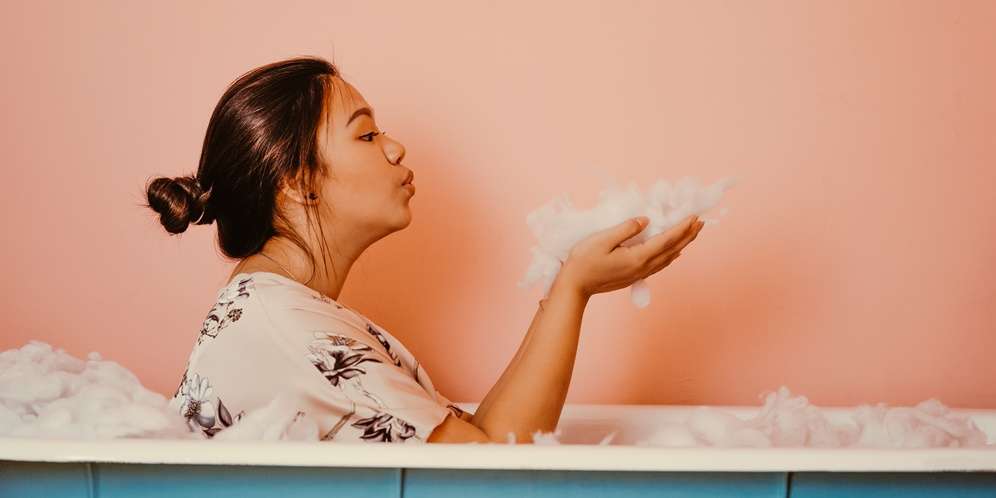 Inilah Fakta di Balik Mitos Larangan Keramas Saat Haid