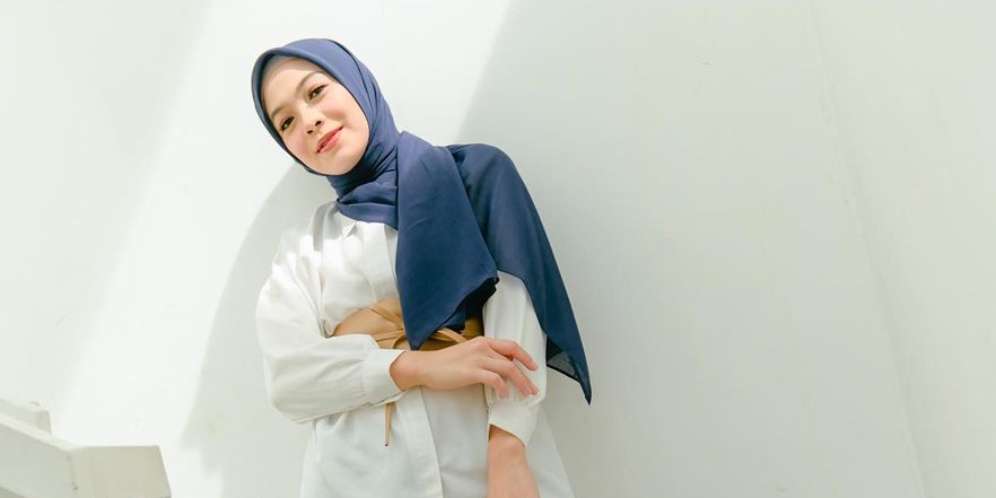Simpel Minimalis, Padu Padan Outfit Navy ala Dian Ayu Lestari