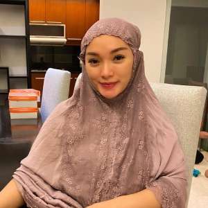 Mengaji Bareng Putrinya, Zaskia Gotik Tuai Pujian