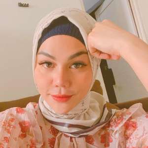 Tampil Santun, Gaya Hijab DJ Katty Butterfly Ketika Mengaji