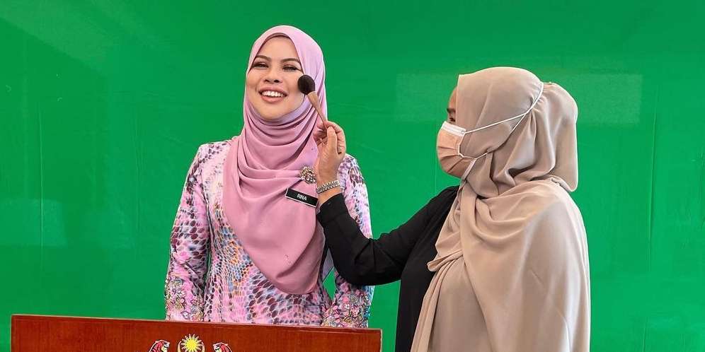 Viral Penampilan Baru Menteri Malaysia Rina Harun, Sulit Dipercaya! Viral Penampilan Baru Menteri Malaysia Rina Harun, Sulit Dipercaya!