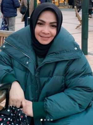 Potret Rieta Amalia Saat Hadiri Acara Pernikahan, Anggun dan Memesona