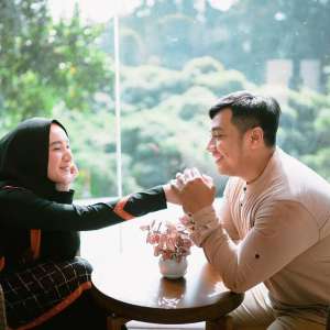 Foto Mesra Ustaz Riza Muhammad dan Indri Giana Bikin Merinding