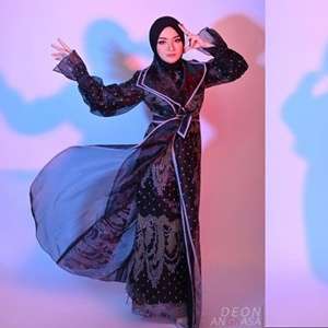 8 Beda Gaya Fashion Hijab Nathalie Holscher dan Putri Delina