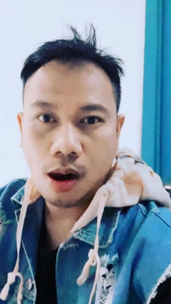 Vicky Prasetyo Pamer Foto Lawas Usia 21 Tahun, Ngaku Mirip Boyband