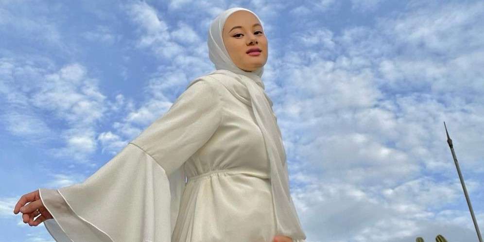 Liburan ke Pantai Saat Musim Panas, Lengkapi OOTD Ala Dinda Hauw