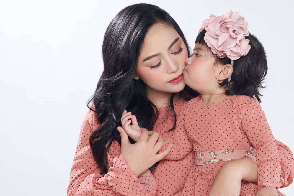 Putri Balita Rachel Vennya Sudah Tenteng Tas Gucci, Berapa Harganya?