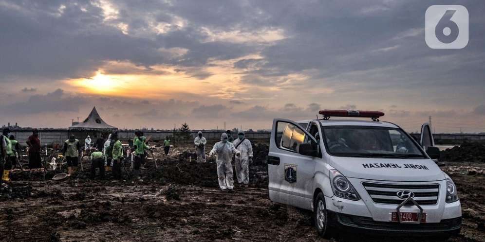 Kasus Covid-19 Melonjak, Excavator Diterjunkan Bikin Lubang Makam Pasien Kasus Covid-19 Melonjak, Excavator Diterjunkan Bikin Lubang Makam Pasien