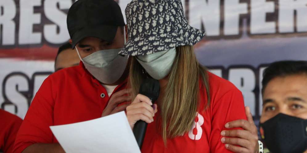 FOTO: Nia Ramadhani Menangis Terisak-isak, Minta Pengampunan Allah