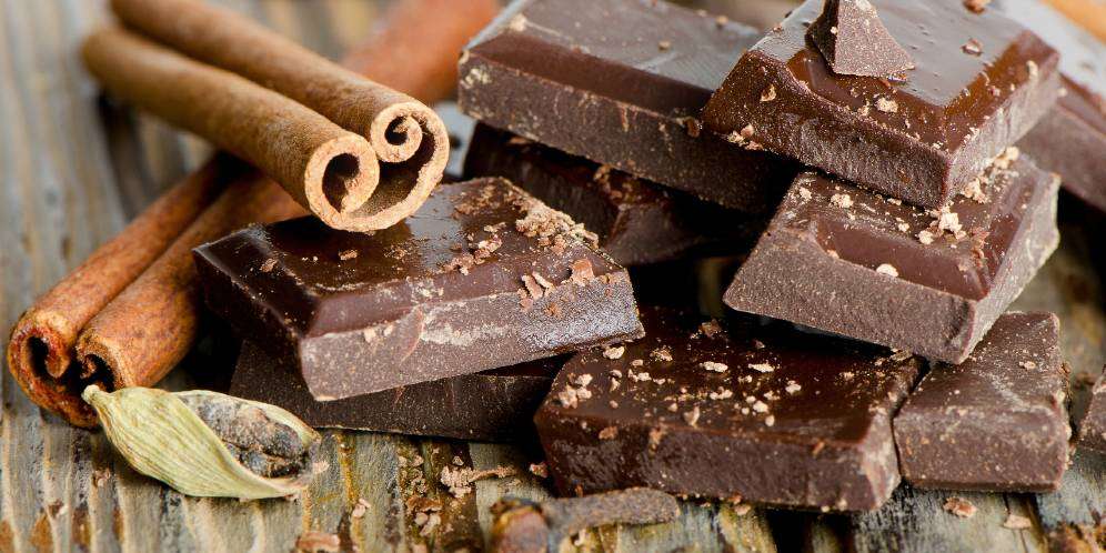 Muncul Bintik Putih di Cokelat Batangan, Amankah untuk Dimakan? Muncul Bintik Putih di Cokelat Batangan, Amankah untuk Dimakan?