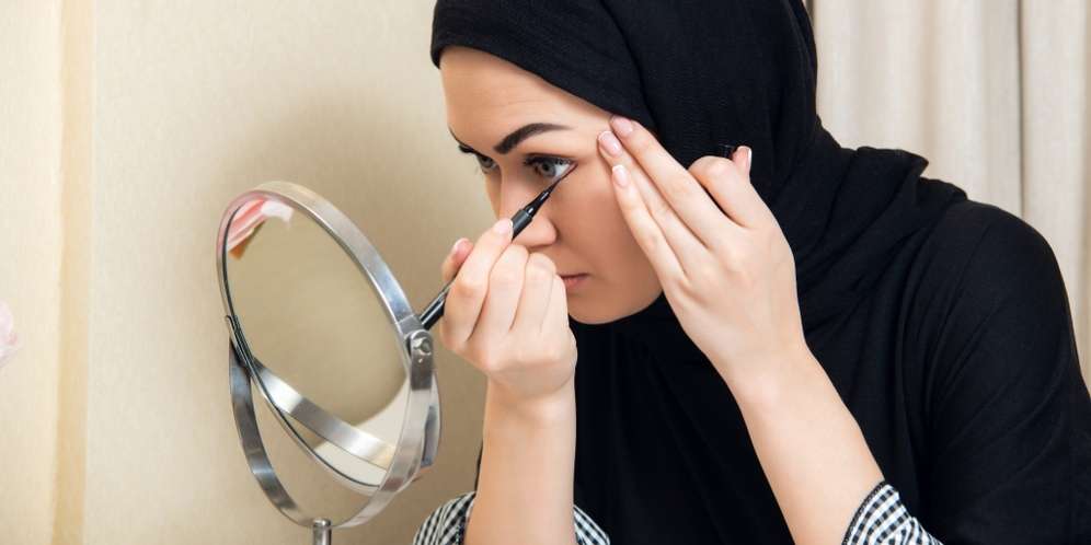 3 Trik Menggunakan Eyeliner Putih Sebagai Highlighter