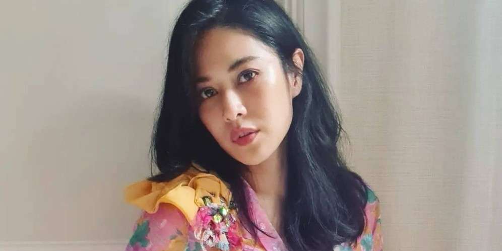 Gaya Modis Dian Sastrowardoyo Padukan Sneakers & Batik