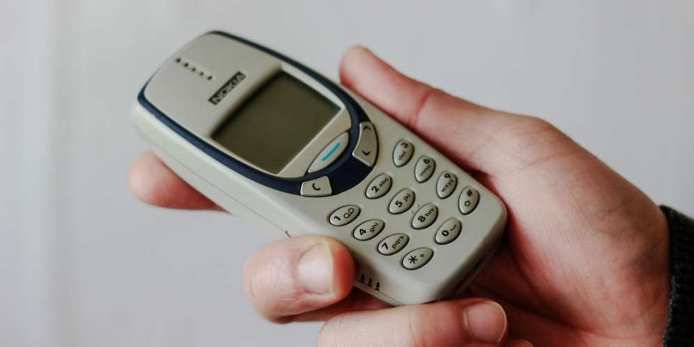 Bukan Main, Pria Ini Telan Ponsel Nokia 3310