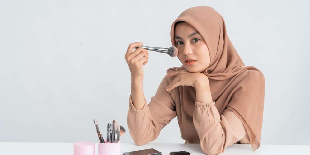 Powder Cream vs Bedak Biasa, Mana yang Ampuh Bikin Wajah Glowing Seharian?