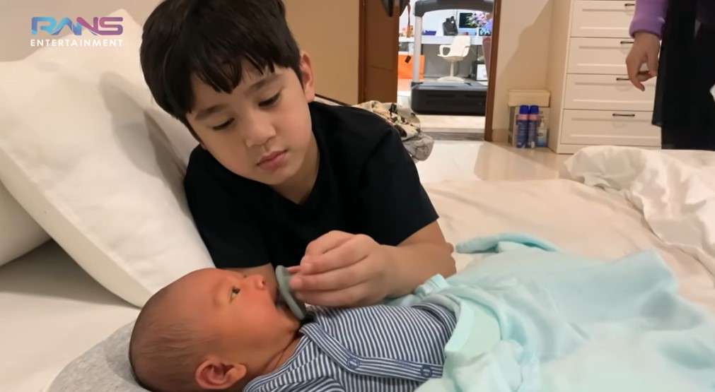 So Sweet! Ini Momen Pertama Kali Rafathar Jaga Adiknya | Dream.co.id
