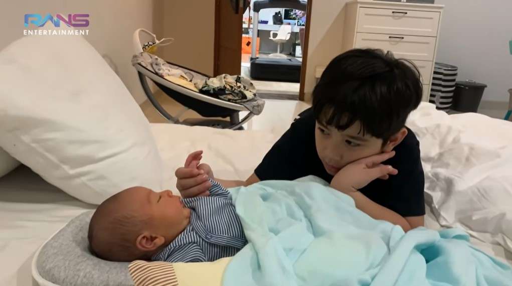 So Sweet! Ini Momen Pertama Kali Rafathar Jaga Adiknya | Dream.co.id