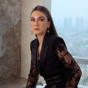 Gaya Elegan Luna Maya Tenteng Tas Rp1 Miliar