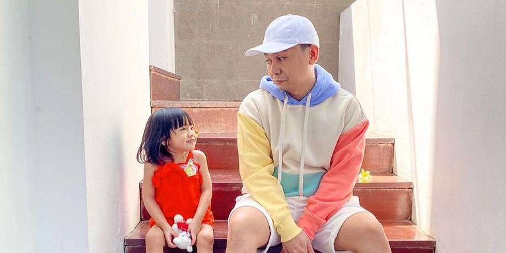 Deretan Foto Gemas Raditya Dika dan Putrinya, Alea