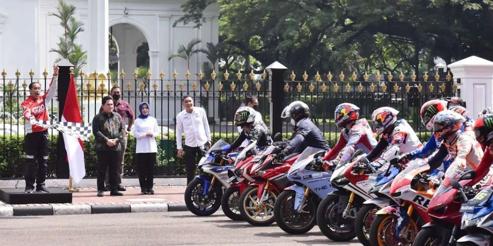 Potret Jokowi Kibarkan Bendera Lepas Parade Pembalap MotoGP 2022