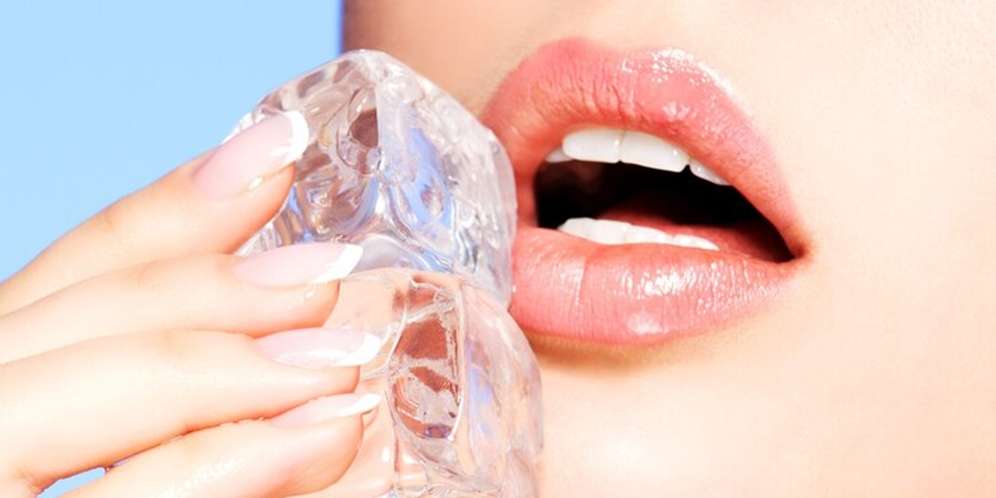 Cantik Tak Harus Mahal! 7 Manfaat Es Batu untuk Bibir Pecah-pecah & Membuatnya Tampak Merona