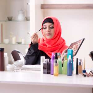 Tips Mudah Mengaplikasikan Eyeshadow dengan Penjepit Bulu Mata