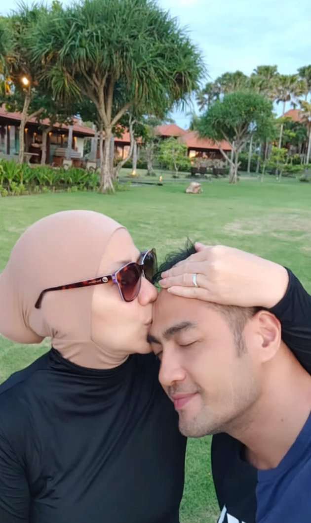 Sederet Momen Mesra Venna Melinda dan Ferry Irawan, Bulan Madu Hingga Saling Cium Ketek!