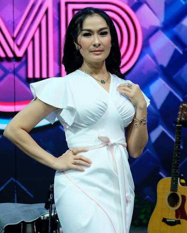 7 Perawatan Kecantikan Iis Dahlia, Pakai Krim Kaki Hingga Tanam Benang!