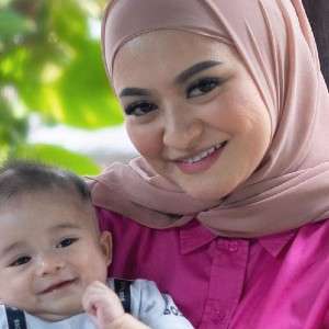 Gaya Nathalie Holscher Momong Anak, Harga Sandalnya Bikin Salfok