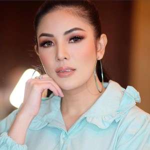 Terlihat Biasa, Kaos &lsquo;Rumahan&rsquo; Nindy Ayunda Dibanderol Nyaris Rp10 Juta