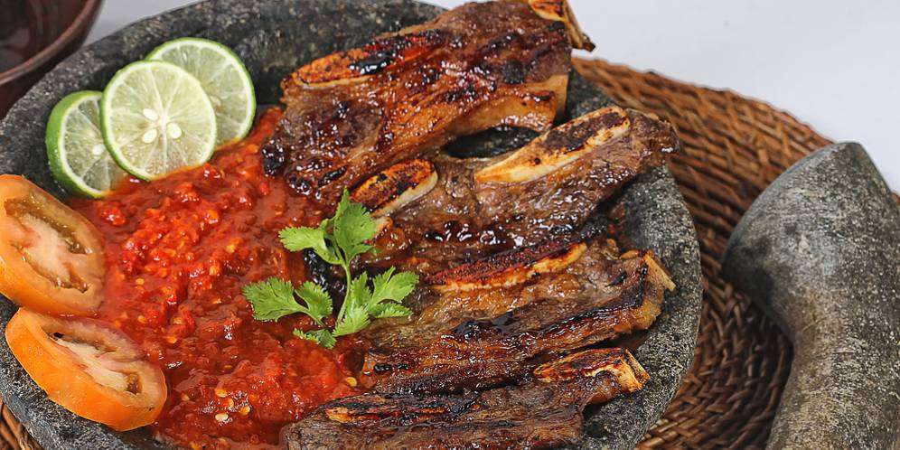 Iga Penyet Sambal Bajak, Pedasnya Bikin Ketagihan