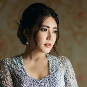 Pesona Via Vallen di Hari Pertunangan Berbalut Kebaya Simpel nan Anggun