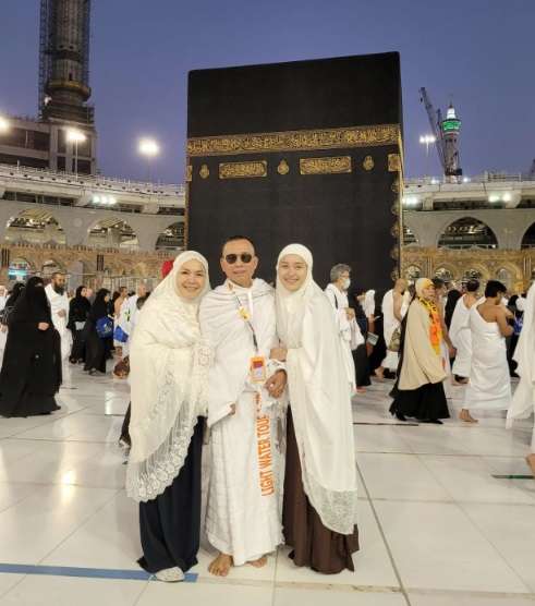 Banyak Unggah Momen Saat Umrah, Ini Potret Umi Kalsum Ibu Ayu Ting Ting yang Kena Tegur Warganet!
