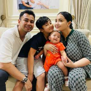 Pose Nyender Rafathar Malik Ahmad Menunggu Pesawat Bikin Melting