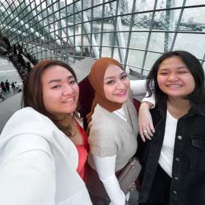 5 Potret Kedekatan Nathalie Holscher dan Kedua Adiknya