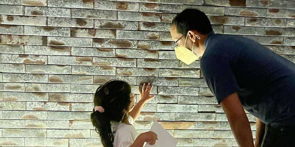 Keseruan Tur Museum Seni Keluarga Nadiem Makarim